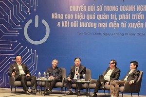 陈金城董事长在座谈会上回答现场提问。