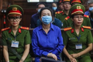 出庭受审的被告张美兰（中）。（图：维英）