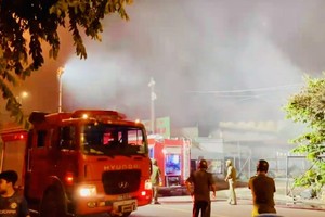 职能力量在现场灭火。（图：黄孝）