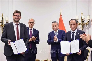 苏林总书记、国家主席会见空客公司和赛峰集团领导