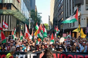 随着中东冲突加剧，抗议者在澳洲各地游行，呼吁停火。（图：ABC News）