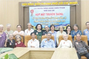 应邀出席会晤的新闻工作者与贵宾拍照留念。