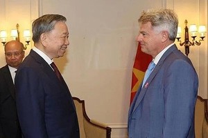 苏林总书记、国家主席会见法共全国书记法比安·鲁塞尔