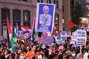 美国当地时间10月5日，大批示威者聚集在白宫前，抗议“战争罪犯”以色列总理涅坦雅胡的暴行。（图：AFP）