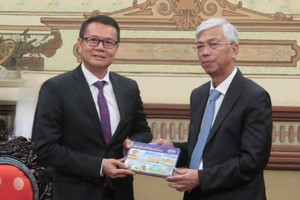 市人委会副主席武文欢向柬埔寨国际合作与外交部副部长邦‧索瓦特赠送纪念品。（图：瑞羽）