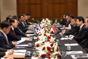 当地时间10月8日，在新加坡国会，韩国总统尹锡悦（左排左二）同新加坡总理黄循财（右排右二）举行会谈。 （图：韩联社）