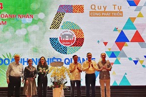 第五郡领导送花祝贺。