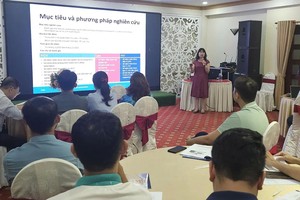 世卫驻越南专家阮氏垂云博士在集训讲台上分享研究的进展。（图：H.Hoa）