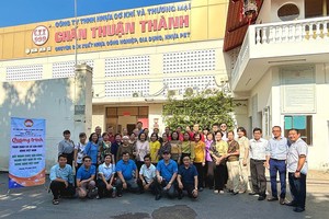 第五郡代表团参观振顺成公司。