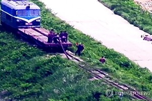 在边境地区拆除铁轨的朝鲜士兵。（图：韩联社）