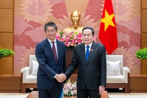 10月9日，国会主席陈清敏（右）在国会大厦接见日本驻越南特命全权大使伊藤直树。（图：国会）