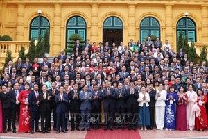 党中央总书记、国家主席苏林同与会代表在主席府前合影留念。（图：越通社）