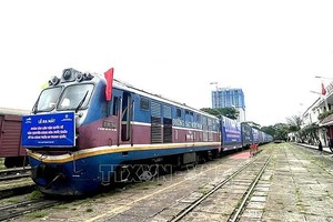 从神浪火车站前往中国的国际联运列车。（图：越通社）