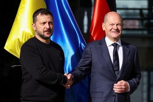 乌克兰总统泽伦斯基（左）11日与德国总理萧兹会面。（图：路透社）