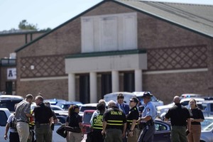 图为美国乔治亚州阿巴拉契中学9月4日发生的枪击案，在该校就读的14岁青少年开枪，造成至少4人死亡。（图：AP）