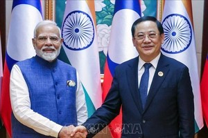 印度总理纳伦德拉·莫迪与老挝总理宋赛·西潘敦。（图：越通社）