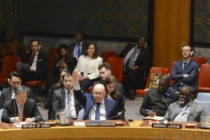 俄罗斯常驻联合国代表涅边贾（前中）反对日美提交的太空无核决议案。4月24日摄于美国纽约的联合国总部。（图：共同社）