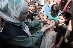 接受脊髓灰质炎疫苗接种的加沙儿童。（图：联合国）