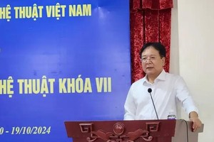 越南各文学艺术联合会副主席王维编画家在开营典礼上致词。（图：文俊）