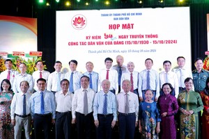 出席党民运工作传统日94周年纪念集会代表合影。（图：东山）