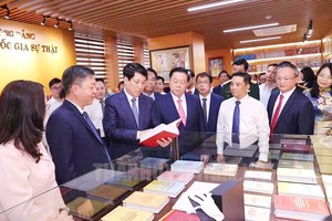党中央书记处常务书记梁强大将同与会代表参观故阮富仲总书记的书柜。（图：市党部新闻网）