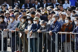 10月15日下午在福岛县内，众院选举公告发布后，人们聚集起来倾听候选人发表街头演说。。（图：共同社）