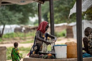 联合国妇女署呼吁各国政府在社会保障措施和危机应对中优先考虑妇女和女童的需求，为她们提供摆脱贫困的可持续途径。（图：AFP）