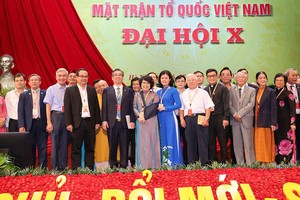 出席大会的本市越南祖国阵线代表团合影。（图：市党部新闻网）