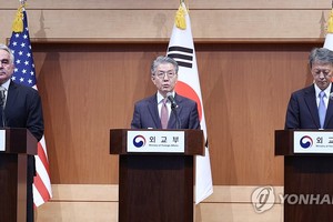 10月16日，在首尔，韩国外交部第一次官金烘均（左二）、美国国务院副国务卿库尔特·坎贝尔（左一）和日本外务省事务次官冈野正敬会后共同会见记者。（图：韩联社）