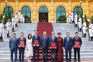 党中央总书记、国家主席苏林（中）同越南驻各国与国际组织特命全权大使合影。（图：越通社）