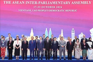 参加第四十五届东盟议会联盟大会的各国代表团团长和代表合照。（图：越通社）