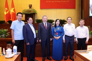 党政领导及若干与会代表合照。