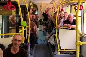 图为之前被换回的俄方人员。（图：AFP）