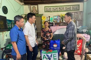 第八郡郡委书记陈青松探望住房被坍塌家庭