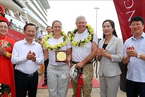 广宁省领导向2024年第300万名外国游客夫妇（中）赠送纪念品。（图：越通社）