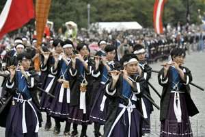 在京都御苑出发的“时代祭”队伍。（图：共同社）
