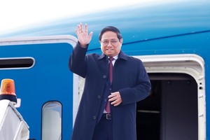 政府总理范明政抵达喀山开始出席金砖国家峰会之行