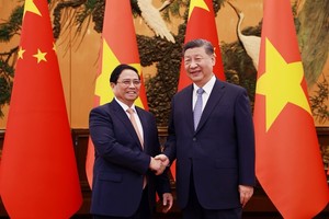 政府总理范明政与中共中央总书记、国家主席习近平进行短暂会晤
