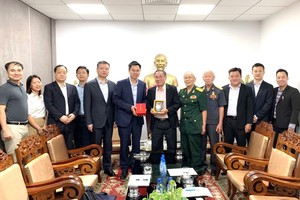 新华社干部团与市越中友协合照。