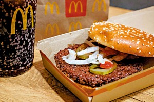 美国麦当劳「足三两」牛肉汉堡出现大肠杆菌污染，13州75人受影响。（示意图：路透社）