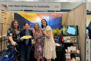 观者对越南产品特别感兴趣。（图：越通社）