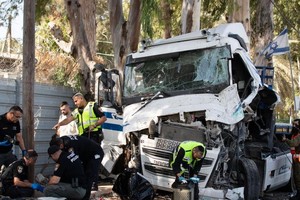 10月27日，应急人员在以色列特拉维夫北部的事发现场工作。（图：新华社）