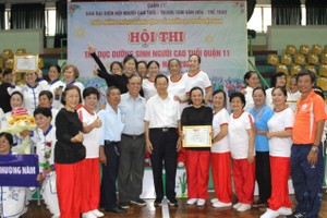 市、郡高龄人会代表处领导与获奖队合照留念。