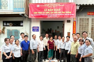 庆云南院向一华人户移交“温情屋”