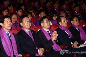 10月29日，在位于首尔汝矣岛的国会大楼，朝野国会议员参加梨泰院踩踏事故悼念仪式。 （图：韩联社）