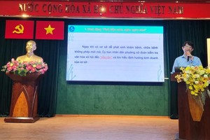 第一郡卫生科长阮月求医生在仪式上发言。（图：瑶玲）