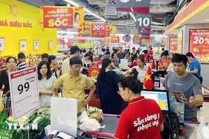 人们在Winmart超市购物。（图：越通社）