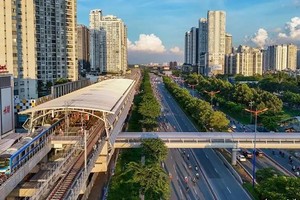 步行桥方便人们从居民区、购物中心和公交车站前往各个高架车站。（图：周俊）