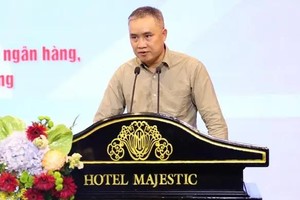 央行本市分行副行长阮德令在对话会上回答企业代表的提问。（图：绒阮）