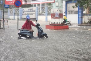 新平郡欧姬街受淹半个摩托车轮。
